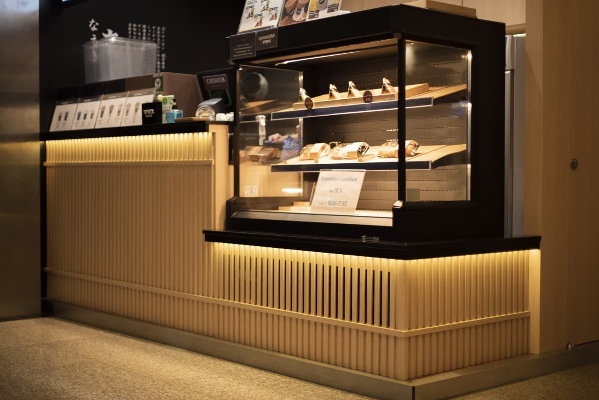 เคาน์เตอร์ตู้โชว์กรุไม้ระแนงพร้อมไฟส่องอุ่น ร้าน NAEKI GO งานตกแต่งภายในเชิงพาณิชย์โดย OBJ Design & Build